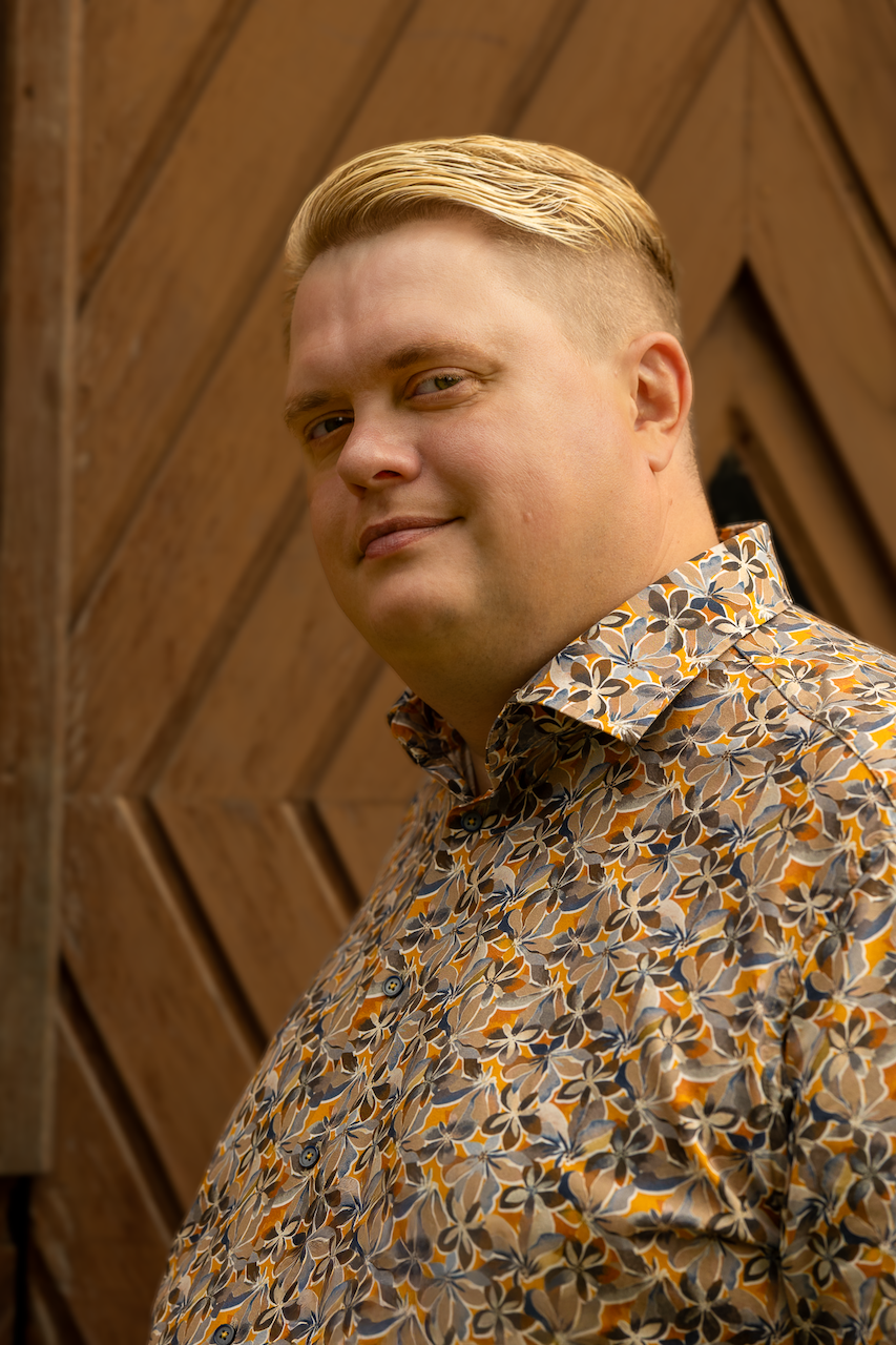 otto keskiken isannoitsija Otto Keskinen lähikuvassa ruskean oven edessä